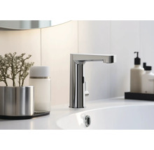 Na umyvadle je vodovodní baterie se senzorem.