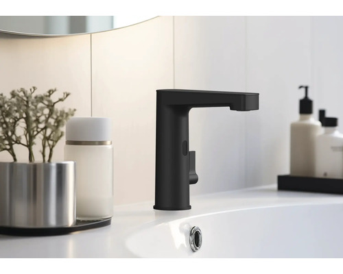 Černá umyvadlová baterie na umyvadle