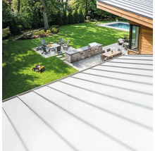 Přehled zahrady s grilem, posezením a robotickou sekačkou.