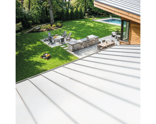 Přehled zahrady s grilem, posezením a robotickou sekačkou.