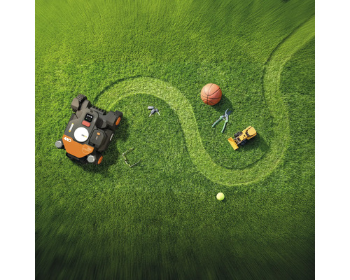 Pohled shora na trávník s robotickou sekačkou, basketbalovým míčem, hračkou, zahradními nůžkami, tenisovým míčkem, brýlemi a klíči