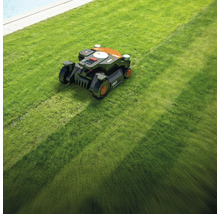 Robotická sekačka seká trávník.