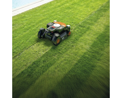 Robotická sekačka seká trávník.