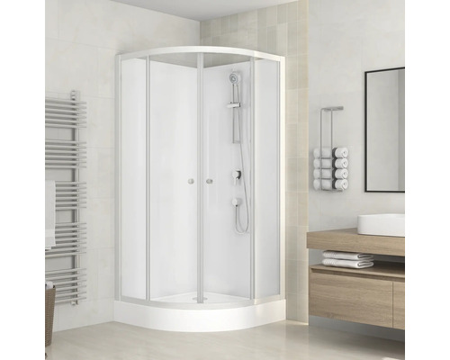 Rohová sprcha s posuvnými dveřmi ve světlé koupelně