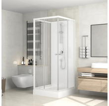 Světlá koupelna se sprchou, toaletou, umyvadlem a radiátorem