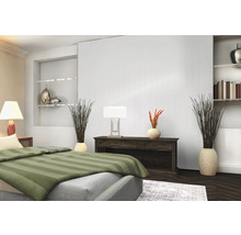 Ložnice s postelí, nočním stolkem, lampou, komodou a dekorací