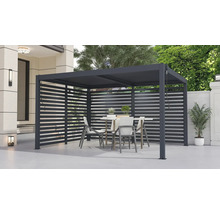 Terasa s pergolou, stolem a židlemi pro venkovní použití