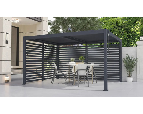 Terasa s pergolou, stolem a židlemi pro venkovní použití