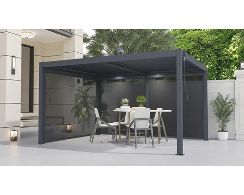 Moderní šedá pergola s jídelním stolem a židlemi na zahradě