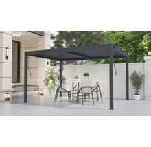 Terasa s pergolou, stolem a židlemi