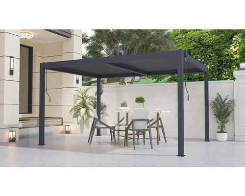 Terasa s pergolou, stolem a židlemi