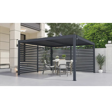 Pergola s lamelovými stěnami a jídelní soupravou v zahradě