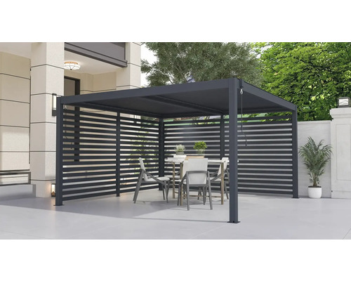 Pergola s lamelovými stěnami a jídelní soupravou v zahradě