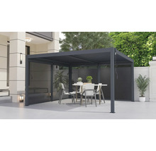 Zastřešená terasa s nábytkem a roletou jako ochranou soukromí