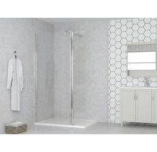 Koupelna se sprchovou zástěnou, skříňkou pod umyvadlo a ručníkem