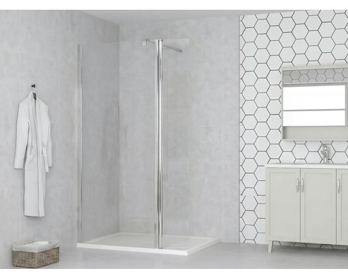 Koupelna se sprchovou zástěnou, skříňkou pod umyvadlo a ručníkem