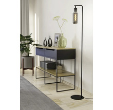 Moderní interiér s komodou, dekorací a stojací lampou