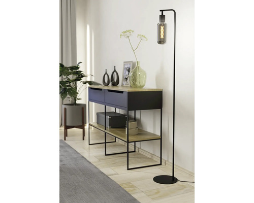 Moderní interiér s komodou, dekorací a stojací lampou