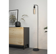 Stojací lampa s retro žárovkou vedle příborníku