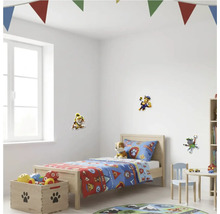 Dětský pokoj s ložním prádlem a nástěnnými samolepkami Tlapková patrola, truhla na hračky a trojúhelníkové vlajky