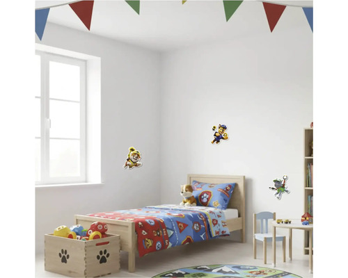 Dětský pokoj s ložním prádlem a nástěnnými samolepkami Tlapková patrola, truhla na hračky a trojúhelníkové vlajky