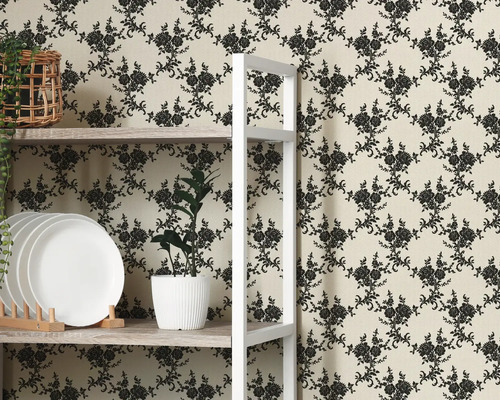 Tapeta s květinovým vzorem na zdi s policí