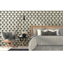 Ložnice s květinovou tapetou, postelí, křeslem a stojací lampou