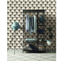 Ukázka uspořádání s věšákem na oblečení, stojací lampou a vzorovanou tapetou pro stylové prostředí.