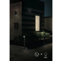 Venkovní pohled na dům s zahradním osvětlením a nástěnnými svítidly v noci