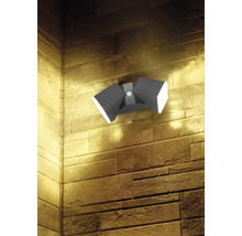 Venkovní nástěnné svítidlo s pohybovým senzorem na kamenné zdi