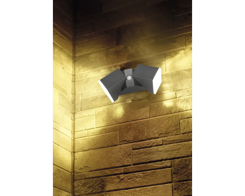 Venkovní nástěnné svítidlo s pohybovým senzorem na kamenné zdi