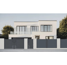 Moderní dům s vjezdovou bránou a plotem