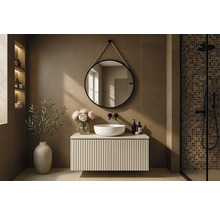 Světlá koupelna s umyvadlovou skříňkou, kulatým zrcadlem se závěsem na laně a obloženým sprchovým koutem