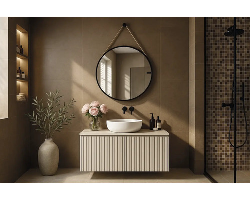 Světlá koupelna s umyvadlovou skříňkou, kulatým zrcadlem se závěsem na laně a obloženým sprchovým koutem