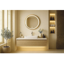 Moderní koupelna s umyvadlem, kulatým zrcadlem a dekorativními prvky pro stylové prostředí