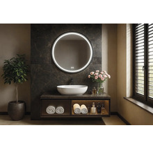 Moderní koupelna s kulatým zrcadlem, umyvadlem na desku a skříňkou pod umyvadlo