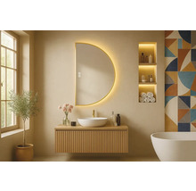 Světlá koupelna s půlkruhovým zrcadlem, skříňkou pod umyvadlo ze dřeva a vanou