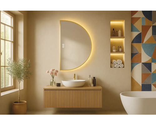 Světlá koupelna s půlkruhovým zrcadlem, skříňkou pod umyvadlo ze dřeva a vanou