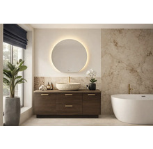 Světlá koupelna s umyvadlovou skříňkou, zrcadlem s osvětlením a vanou