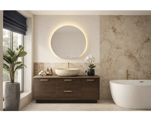 Světlá koupelna s umyvadlovou skříňkou, zrcadlem s osvětlením a vanou