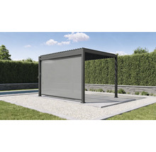 Pergola s bočním prvkem jako ochrana proti slunci v zahradě