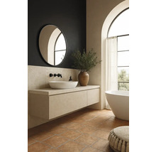 Světlá koupelna s umyvadlem, zrcadlem a vanou.