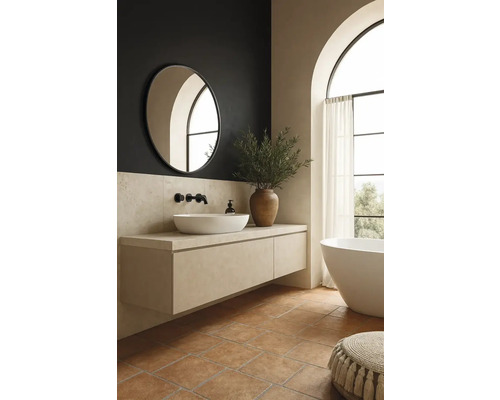 Světlá koupelna s umyvadlem, zrcadlem a vanou.