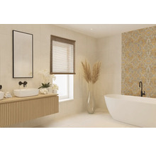 Koupelna s umyvadlem, zrcadlem, vanou a dekorativními prvky pro světlou a přátelskou atmosféru.