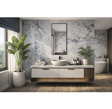 Koupelna s umyvadlem, zrcadlem, rostlinami a vanou.