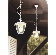 Dvě bílá venkovní závěsná svítidla s řetězovým zavěšením.