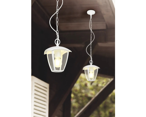 Dvě bílá venkovní závěsná svítidla s řetězovým zavěšením.