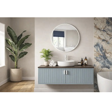 Světlá koupelna s umyvadlovou skříňkou, kulatým zrcadlem a pokojovými rostlinami.