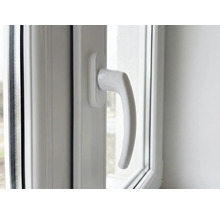 Detail plastového okna s okenní klikou