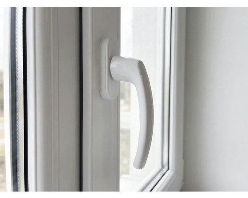 Detail plastového okna s okenní klikou